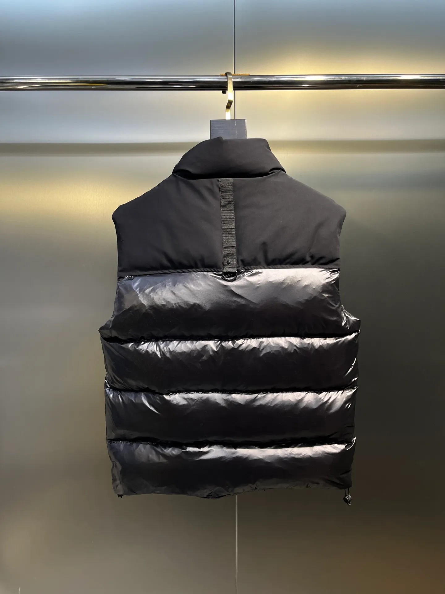 P600 Canadian vest Moose Knules🌟 has always been recognized as the warmest down jacket. Various Instagram celebrities, Internet celebrities, and celebrities often wear it for street photos. But I still can't get rid of my love for you. No matter how cold the days are, there is no need to be afraid, because there is! Filled with 90% white duck down, it is the legendary warmest down jacket and is known as a must-have for Arctic outdoor sports! The most popular down jacket in the world, celebrities are rushing to buy it, it is a must-have! Unisex size: s-xxl